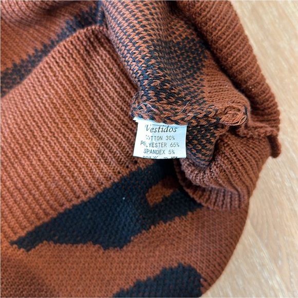 Long Sleeve Printed Sweater. - Picture 4 of 4